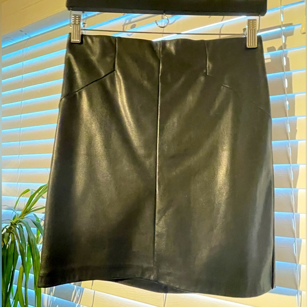Pull on mini faux leather skirt